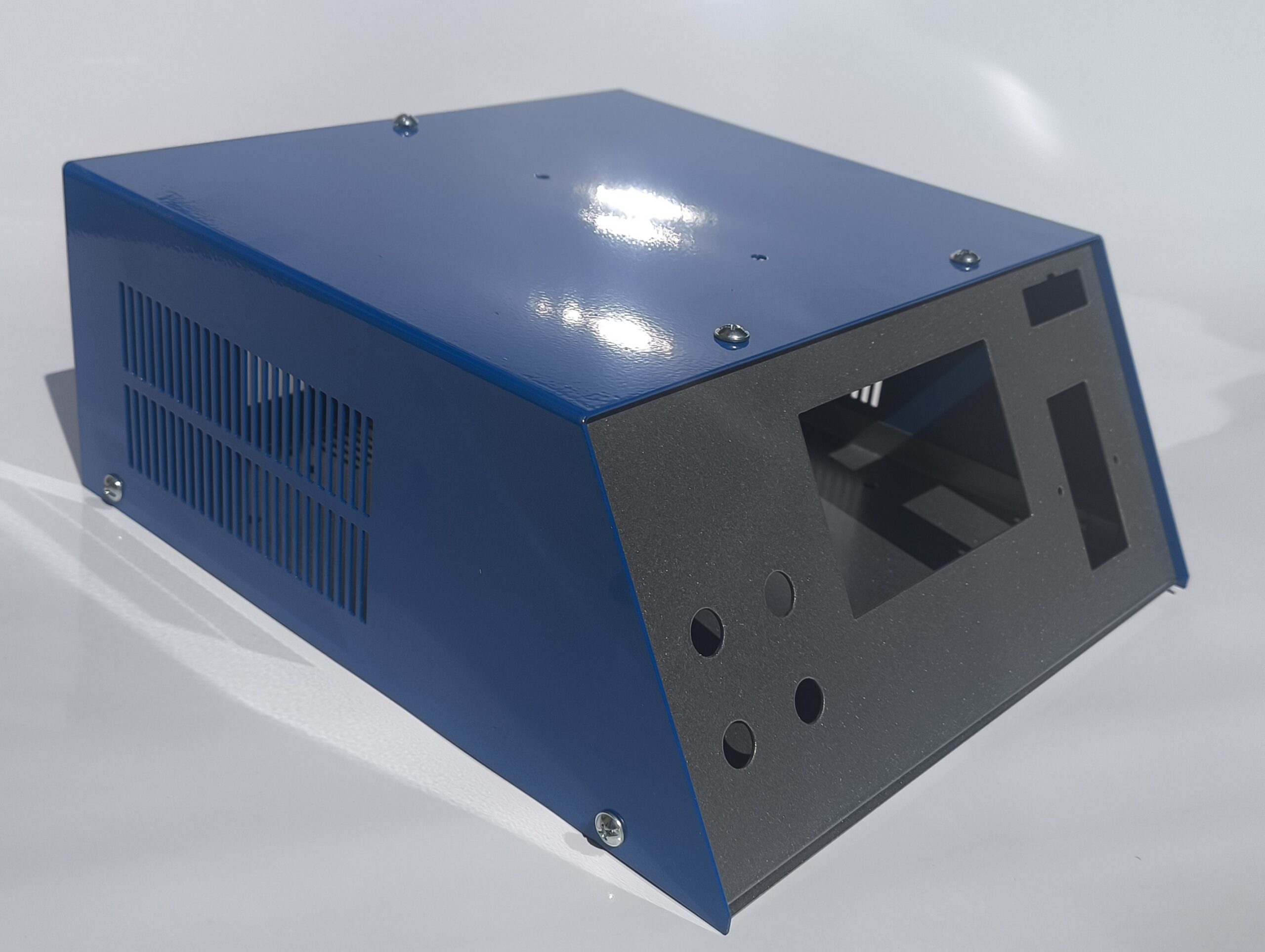 Obudowy metalowe na zamówienie - realizacja